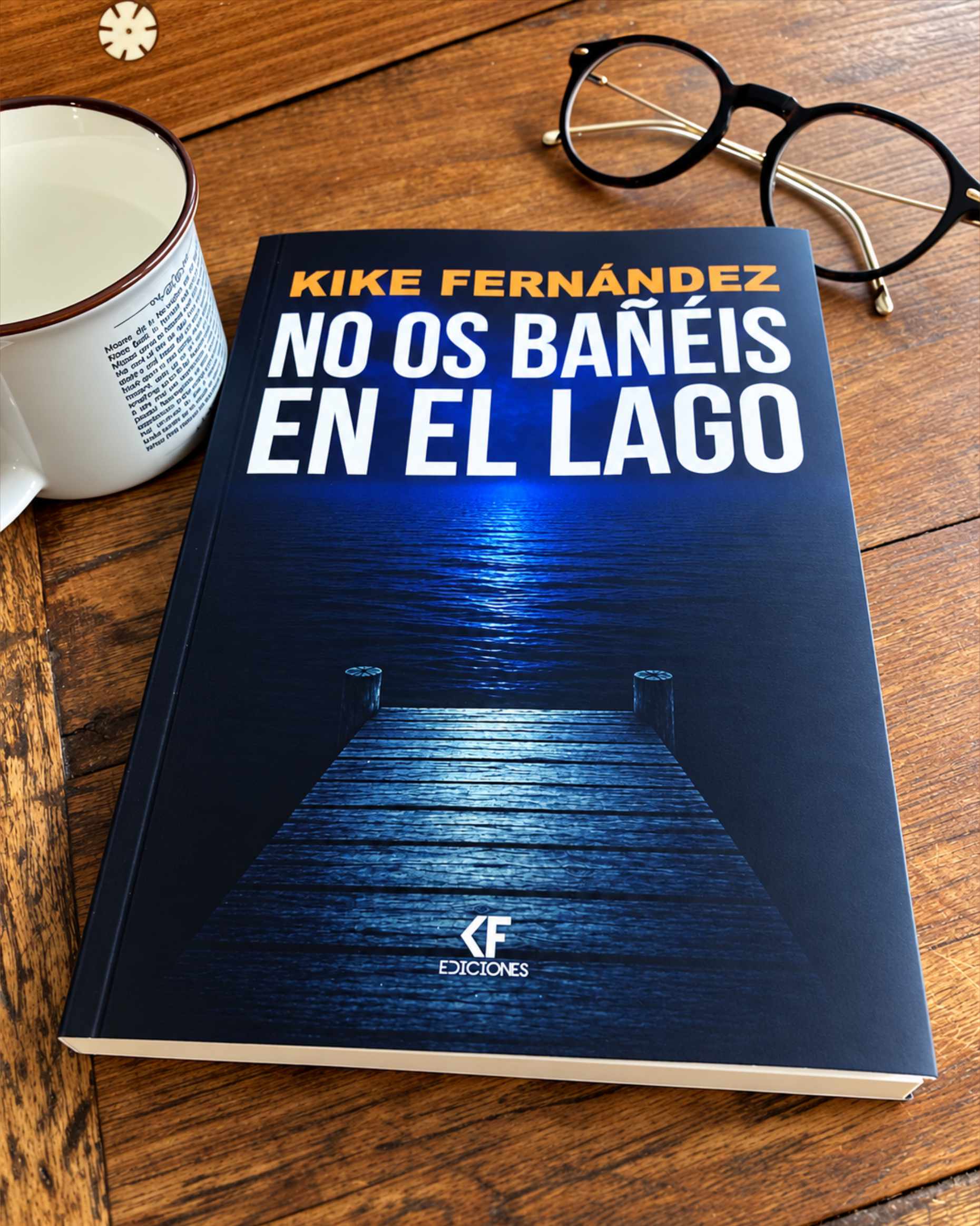 Portada del libro No os bañéis en el lago, de Kike Fernández, con un embarcadero sobre un lago oscuro, junto a una taza y unas gafas sobre una mesa de madera.